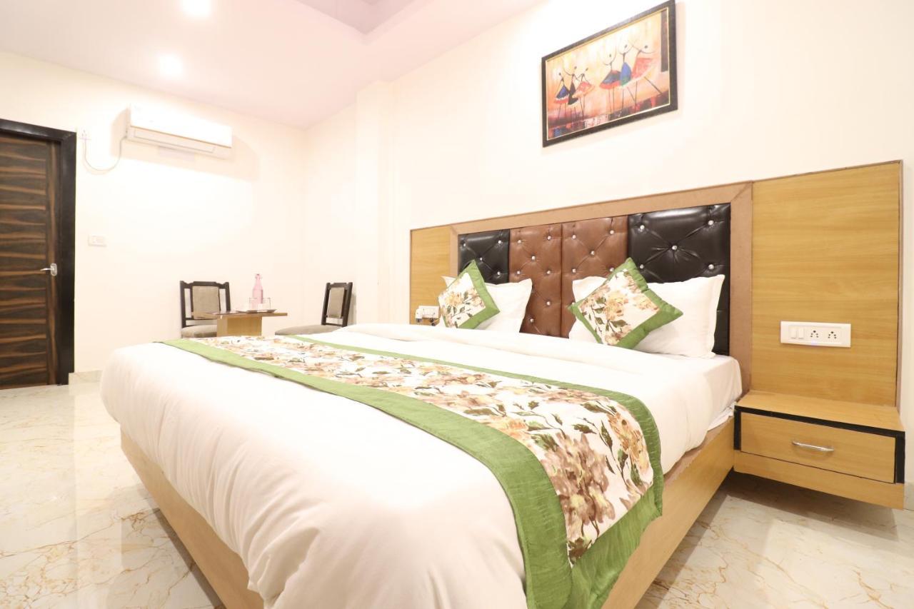 Hotel Hari International - Noida Sector 11 Екстериор снимка
