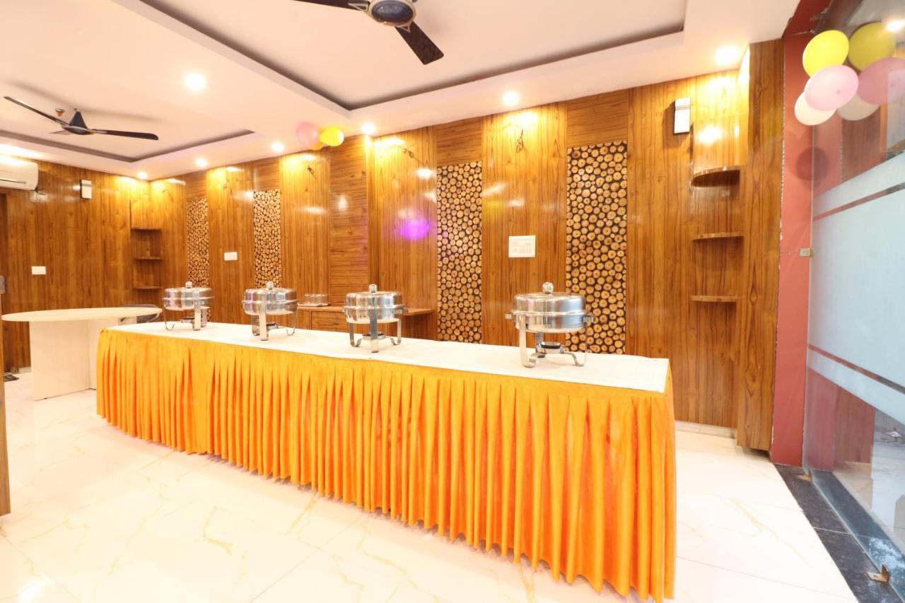 Hotel Hari International - Noida Sector 11 Екстериор снимка