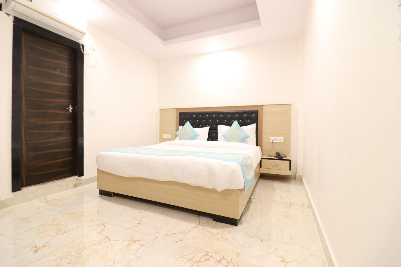 Hotel Hari International - Noida Sector 11 Екстериор снимка