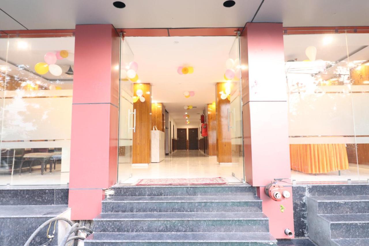 Hotel Hari International - Noida Sector 11 Екстериор снимка