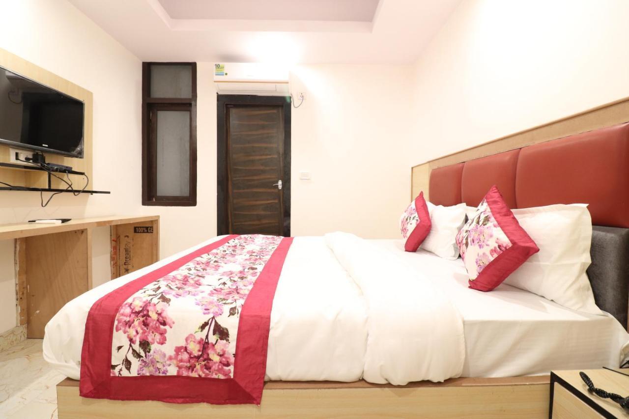 Hotel Hari International - Noida Sector 11 Екстериор снимка