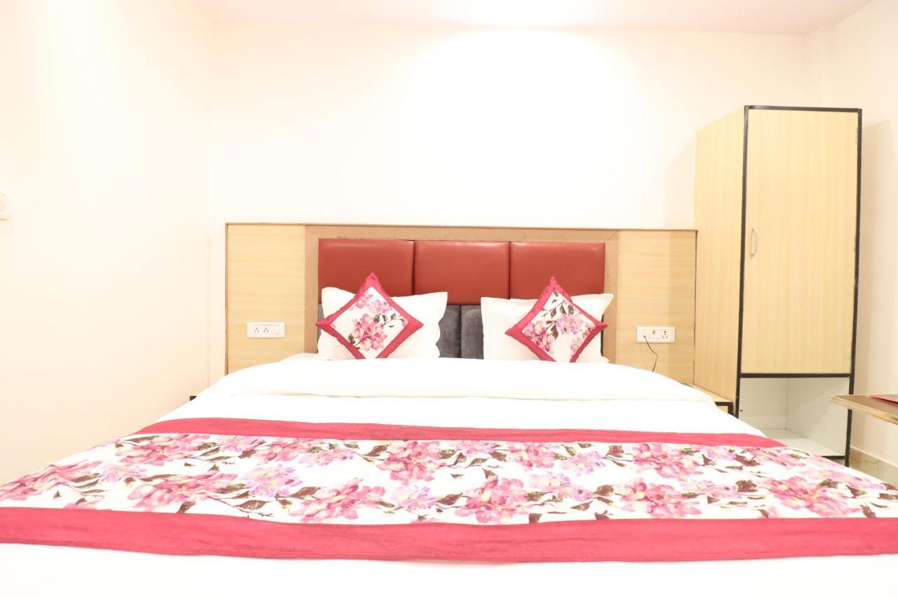 Hotel Hari International - Noida Sector 11 Екстериор снимка