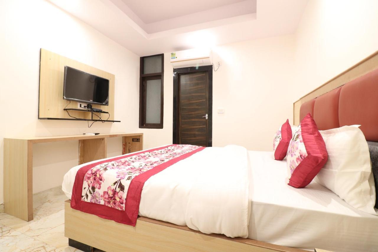 Hotel Hari International - Noida Sector 11 Екстериор снимка