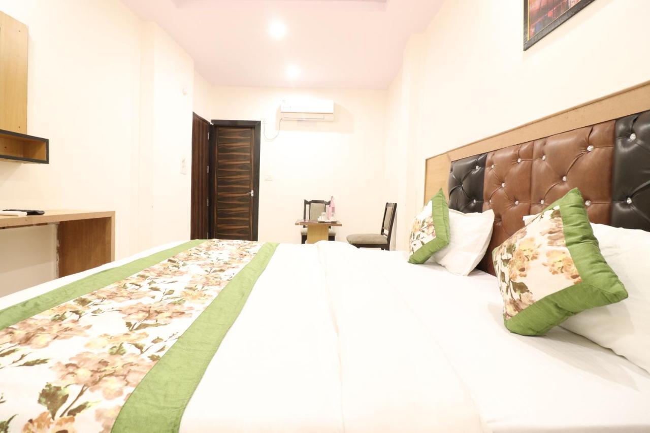 Hotel Hari International - Noida Sector 11 Екстериор снимка