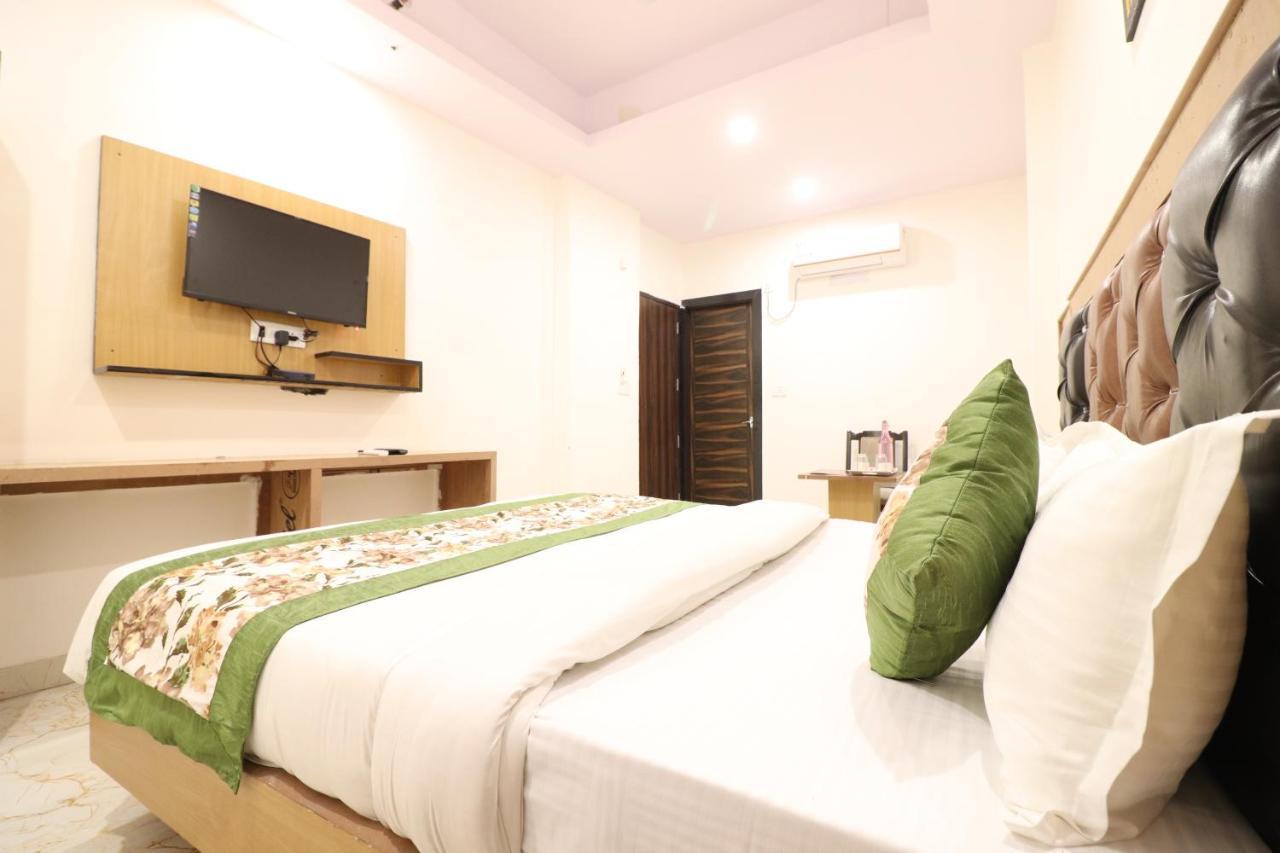 Hotel Hari International - Noida Sector 11 Екстериор снимка