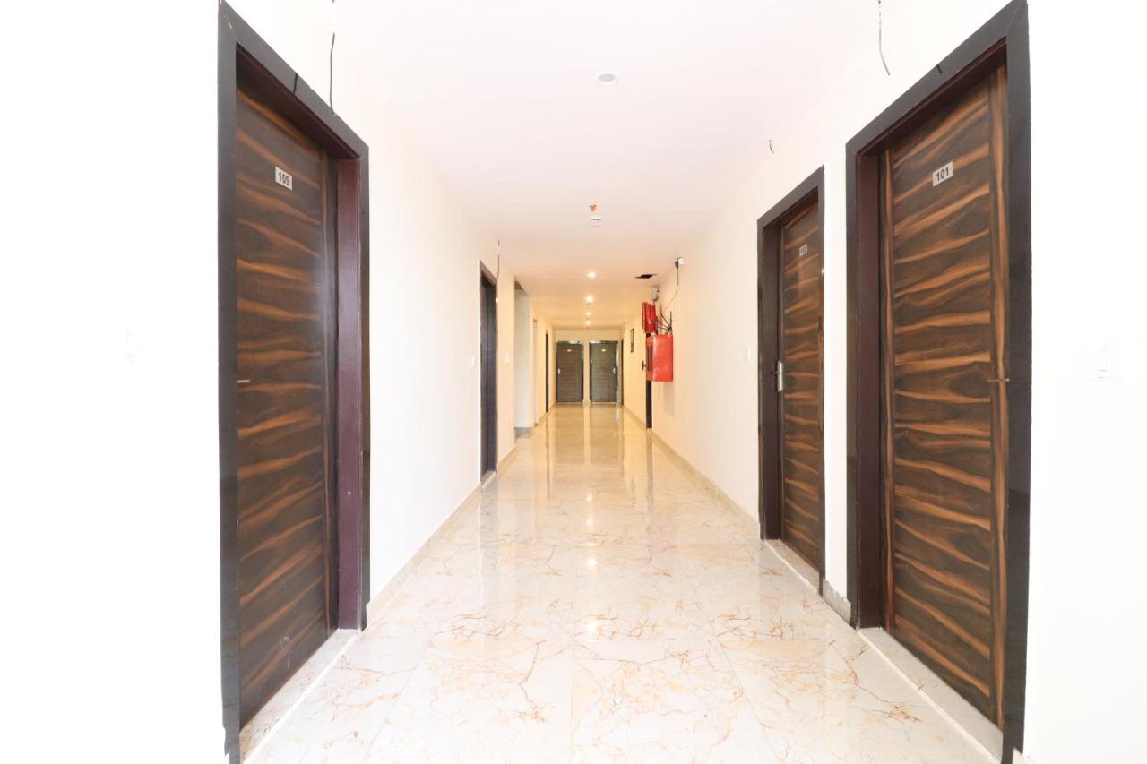 Hotel Hari International - Noida Sector 11 Екстериор снимка